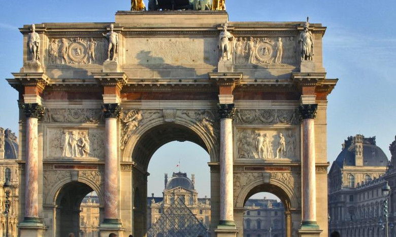Paříž, náměstí Carrousel, vítěžný oblouk Carrousel a Louvre