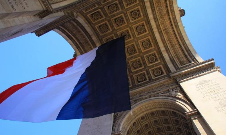 Paříž - Francouzská vlajka pod Triumfálním obloukem