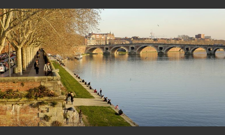 Toulouse - Pont Neuf přes řeku Garonnu a nábřeží Daurade